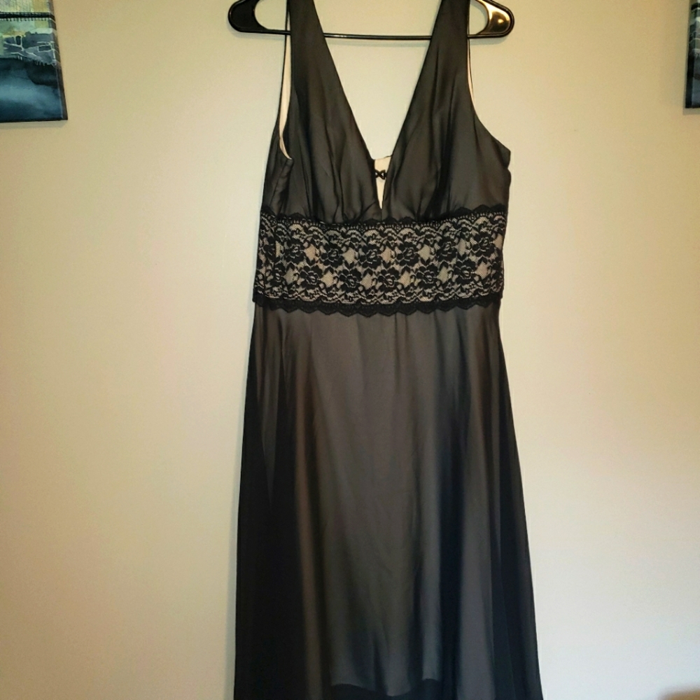 Connected Apparel black over cream size 16 dress